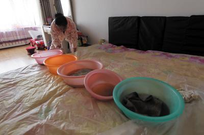 讷河楼上漏水，住户失联，小区没物管，业主维权难！律师来支招……